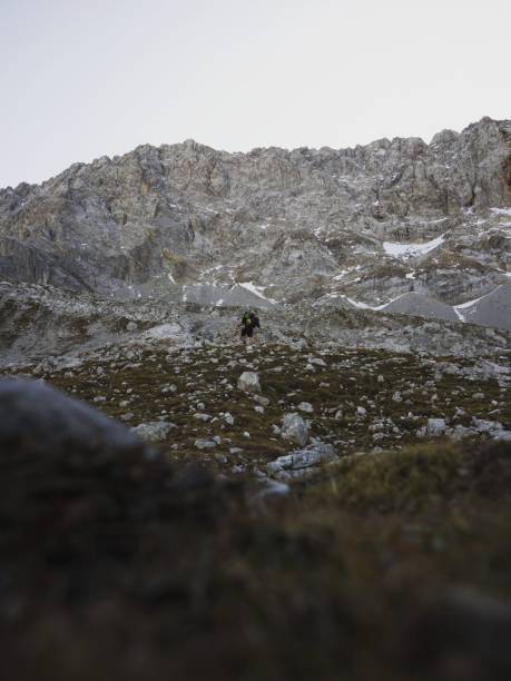 panorama da paisagem da montanha alpina do caminhante masculino jovem que caminha no lago seebensee em ehrwald tirol áustria alpes europa - sonnenspitze - fotografias e filmes do acervo