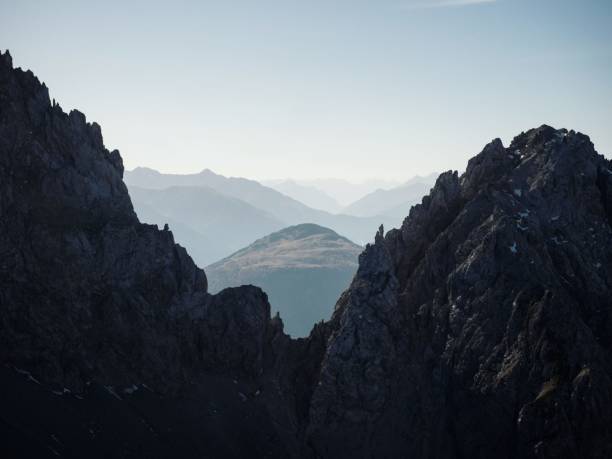 panorama del paisaje alpino de capas de silueta de montaña en ehrwalder sonnenspitze en ehrwald tirol austria alpes europa - austria mountain panoramic ehrwald fotografías e imágenes de stock