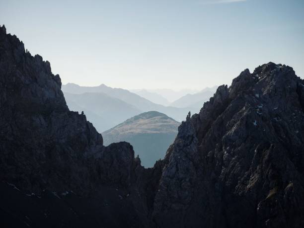 panorama da paisagem alpina das camadas da silhueta da montanha em ehrwalder sonnenspitze em ehrwald tirol áustria alpes europa - sonnenspitze - fotografias e filmes do acervo