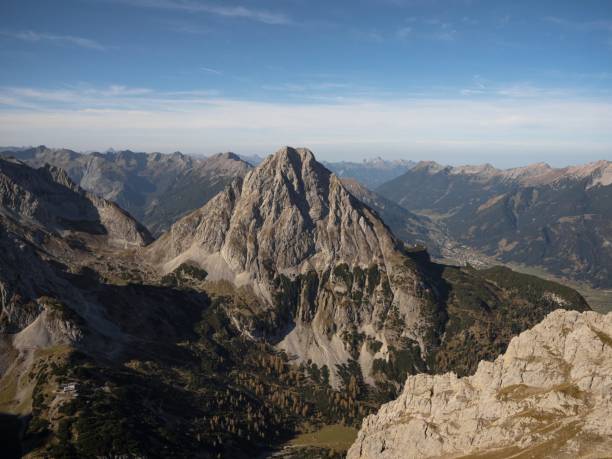 paisaje de montaña alpina panorama de ehrwalder sonnenspitze en el lago seebensee en ehrwald tirol austria alpes europa - austria mountain panoramic ehrwald fotografías e imágenes de stock