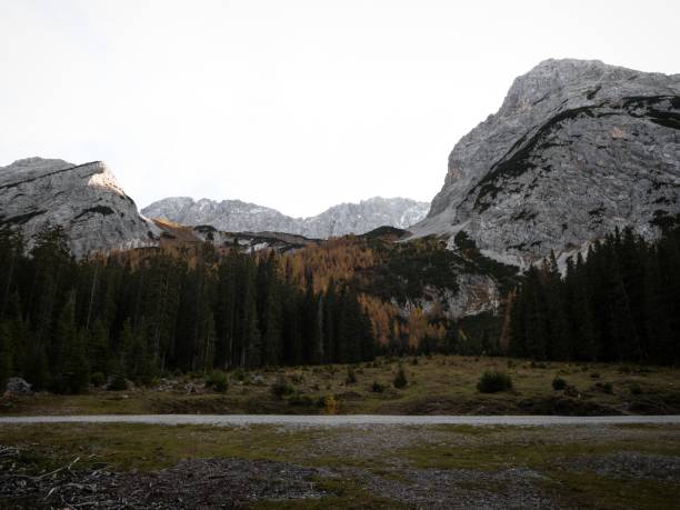 otoño otoño puesta de sol panorama del paisaje alpino de montaña en el lago seebensee en ehrwald tirol austria alpes europa - austria mountain panoramic ehrwald fotografías e imágenes de stock