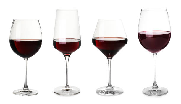 set con bicchieri di delizioso vino rosso costoso su sfondo bianco - red wine foto e immagini stock