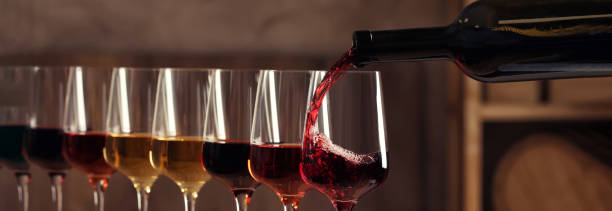 verter vino de la botella en el vaso. diseño de banner - wine pouring wineglass white wine fotografías e imágenes de stock