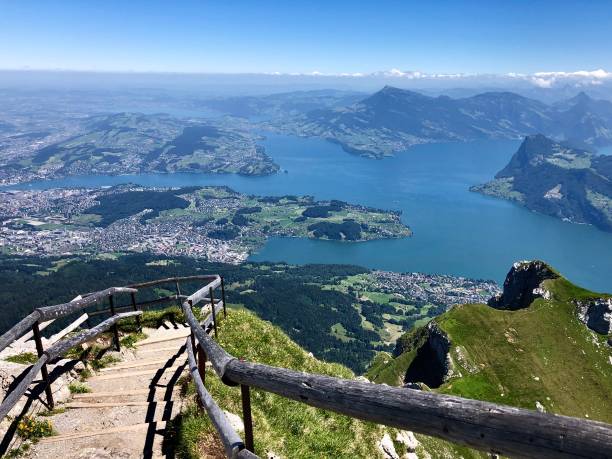 sul monte pilatus con vista sul lago dei quattro cantoni - pilatus foto e immagini stock