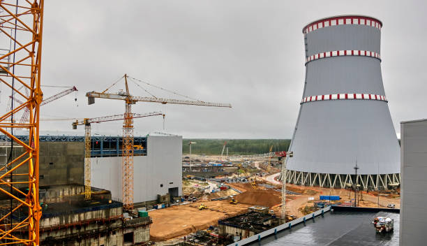 żurawie wieżowe na tle chłodni kominowej. - fuel and power generation nuclear power station tower pollution zdjęcia i obrazy z banku zdjęć