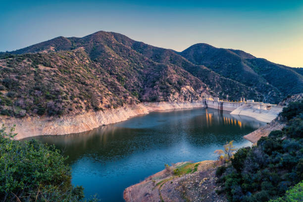 morris reservoir dam san gabriel mountains california usa - sunset dusk mountain reservoir fotografías e imágenes de stock