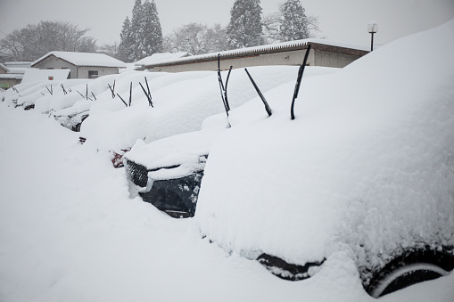 Heavy snowing in Iwate Prefecture leaves hundreds of cars unable to move.