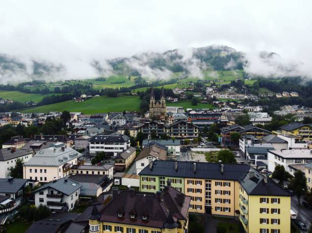 luftbild der alpinen bergstadt dorfstadt st. johann im pongau mit domkuppel in salzburg österreich alpen - saint johann stock-fotos und bilder