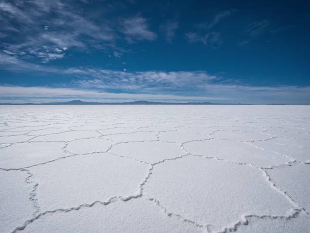 끝없는 무한한 광대 한 육각형 모양의 꿈꾸는 풍경 흰 소금 평평한 호수 salar de uyuni 볼리비아의 - salar 뉴스 사진 이미지