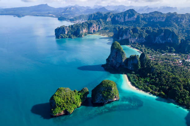 ライレイビーチクラビタイ、ライレイクラビの熱帯ビーチ、晴れた日に上からドローンを見る - thailand beach longtail boat cliff ストックフォトと画像