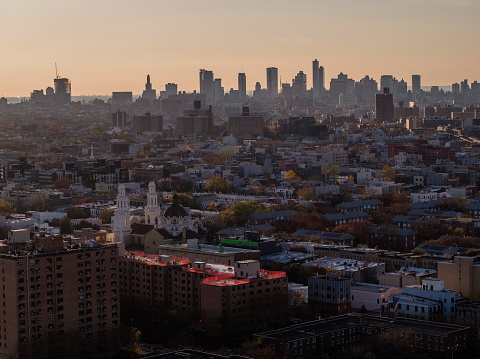Distrito residencial de Bushwick, Brooklyn, Nueva York, con una vista remota del centro de Brooklyn. photo