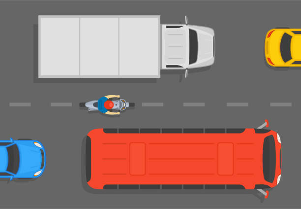 draufsicht eines motorradfahrers, der versucht, zwischen bus und lkw auf zweispuriger straße zu fahren. verkehrsfluss auf der stadtstraße. - two lane highway stock-grafiken, -clipart, -cartoons und -symbole