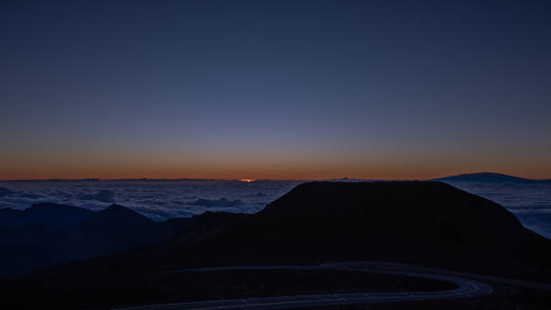 일출 구경하기와 - haleakala national park haleakala crater sunrise mountain 뉴스 사진 이미지