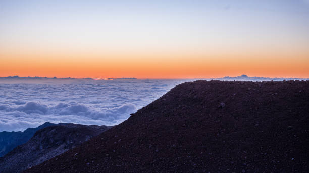 일출 구경하기와 - haleakala national park haleakala crater sunrise mountain 뉴스 사진 이미지