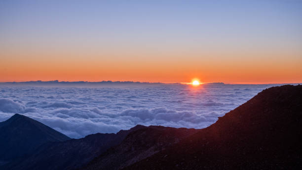 일출 구경하기와 - haleakala national park haleakala crater sunrise mountain 뉴스 사진 이미지