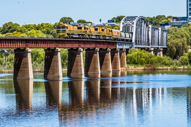 aurizon getreidezug mit drei leistungsstarken diesellokomotiven überquert das viadukt über die versunkene flussaue murray, südaustralien - land vehicle rail freight locomotive australia stock-fotos und bilder