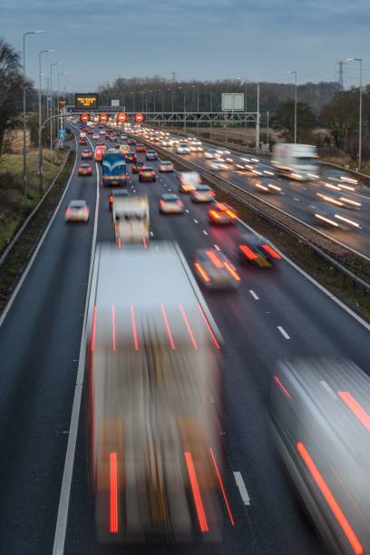 영국 버밍엄 근처의 m42에서 빠르게 이동하는 교통. - truck uk multiple lane highway england 뉴스 사진 이미지