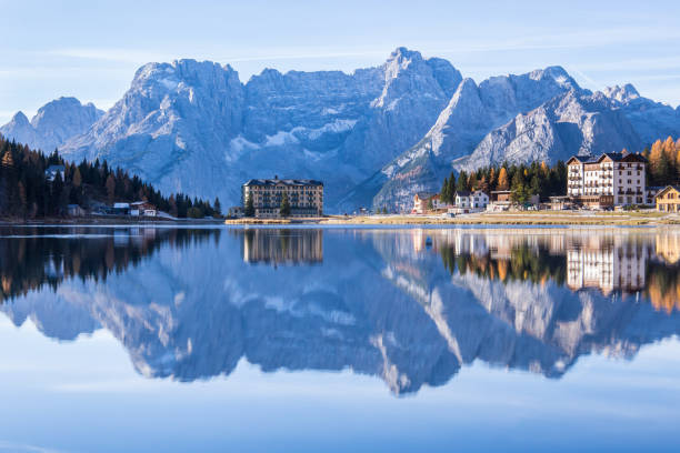 la pintoresca lago di misurina en los dolomitas en los alpes italianos - veneto fotografías e imágenes de stock