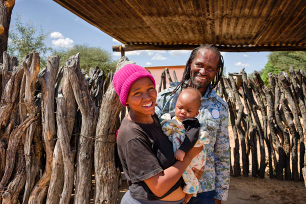 village African family woman pregnant village African family with the mother pregnant and the father a rastafarian with dreadlocks 3 months pregnant belly stock pictures, royalty-free photos & images