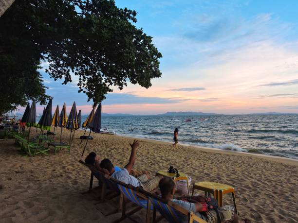 tramonto rilassante nella spiaggia di jomtien, tailandia. - phuket province thailand tourist asia foto e immagini stock