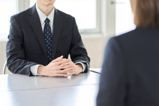 мужчина на руководящей должности проводит собеседование с сотрудником - recruitment interview job interview job search стоковые фото и изображения