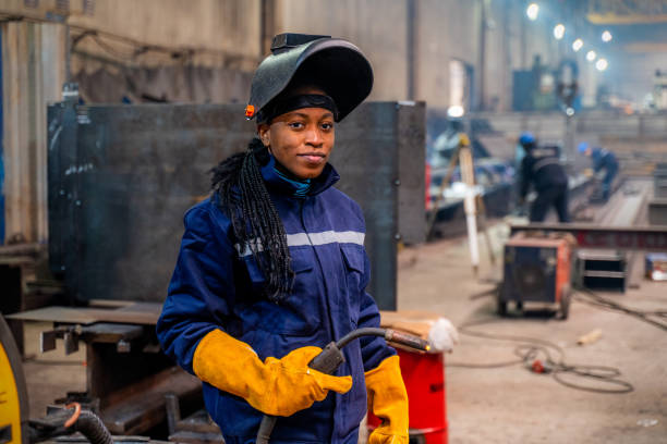 junge frau schweißt - welder manual worker african descent steel worker stock-fotos und bilder