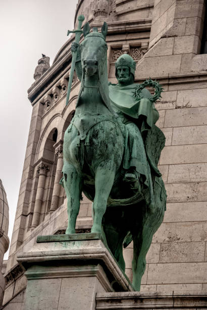 angolo basso della statua luigi ix basilique sacre cour montmartre che cavalca un cavallo a parigi, francia - king louis ix foto e immagini stock