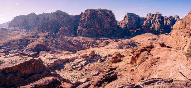 imagem panorama de petra, jordânia, e as cavernas nabateus escondidos nas rochas - petra ancient civilization jordan cave - fotografias e filmes do acervo