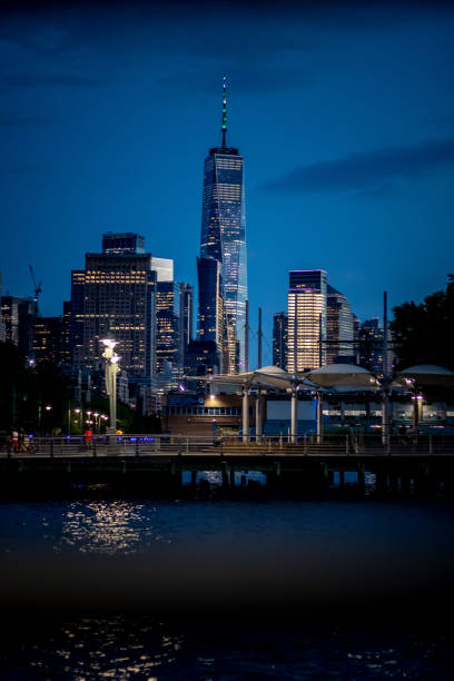 夜のマンハッタン、ニューヨークの垂直ショット - downtown manhattan 写真 ストックフォトと画像