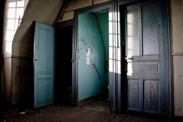 istock Interior of an old abandoned house 1461596540