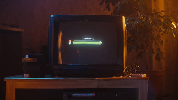 close up footage of a retro tv set screen with an eight bit eighties inspired console arcade video game. quest loading, player waiting to start new harder level. green progress bar moving. - kanaal fotos stockfoto's en -beelden