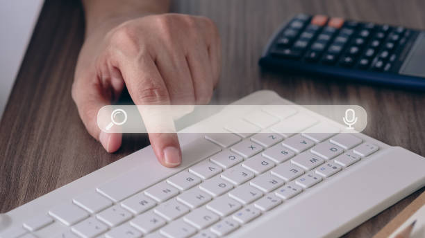 どこからでも作業し、キーボードを使用してインターネットデータ情報を閲覧します。 - 検索 ストックフォトと画像