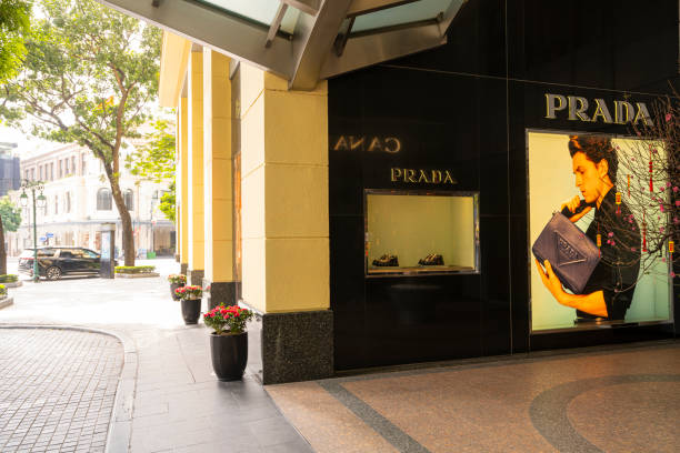 magasin de marque prada à hanoi, vietnam - clothing store store prada outdoors photos et images de collection