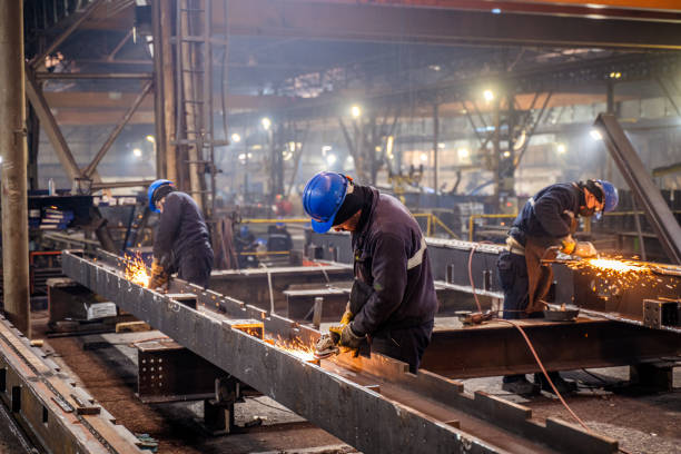 lavoratori del metallo che usano una smerigliatrice - welding metal manufacturing industry foto e immagini stock
