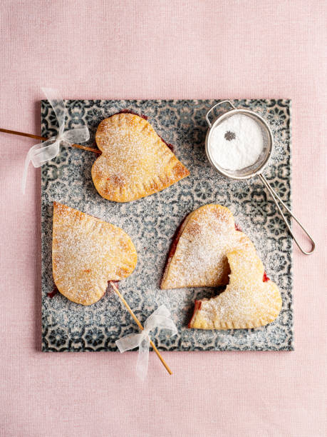biscotti di pasta frolla a forma di cuore su sfondo rosa, biscotti, biscotti di pasta frolla alla marmellata, biscotti a cuore di san valentino, san valentino - marmalade baked biscuit brown foto e immagini stock