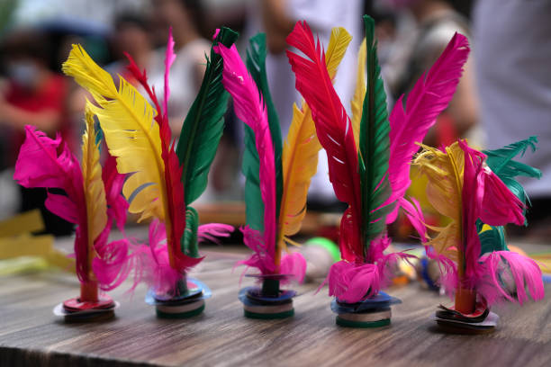 plumas coloridas patear volantes, jianzi chino tradicional, deportes de pies juego de juguete al aire libre - traditional games fotografías e imágenes de stock