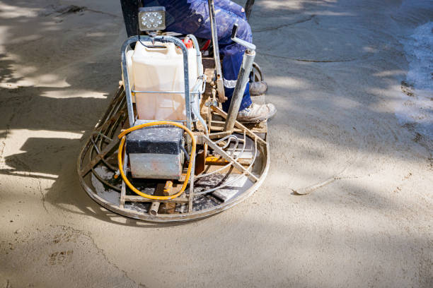 cazzuola elettrica con motore, macchina per la finitura, livellamento della superficie del calcestruzzo - trowel power concrete finishing foto e immagini stock