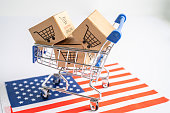 box-mit-warenkorb-logo-und-usa-amerika-flagge-import-export-shopping-online-oder-ecommerce.jpg?b=1&s=170x170&k=20&c=S4BzeKFKnbZMZLC9H0tM5bzViw7bMwStXjDhu79IoHg=