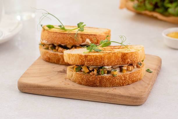 porção de sanduíche de atum com milho e ervas aromáticas - tuna salad sandwich - fotografias e filmes do acervo