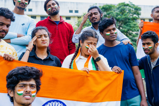 il pubblico con la bandiera indiana è diventato triste a causa della sconfitta nella partita della coppa del mondo di cricket allo stadio - concetto di emotivo, sconvolto e deluso - scotiabank saddledome foto e immagini stock