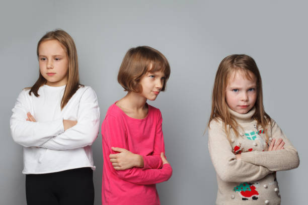 ofendidos niños disgustados amigos con los brazos cruzados. retrato de niñas de 8 a 10 años - 7 10 years fotografías e imágenes de stock
