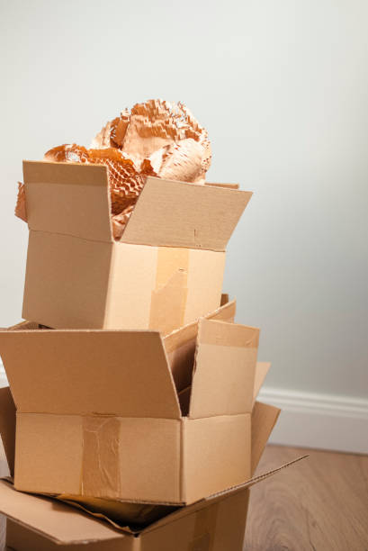 Una pila de cajas de cartón emtpy listas para ser recicladas - foto de stock