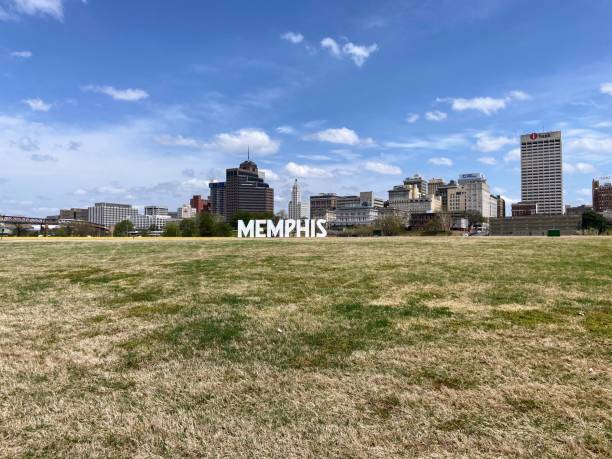 skyline del centro di memphis, tennessee - memphis tennessee tennessee skyline history foto e immagini stock