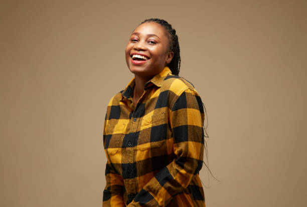 retrato de una joven negra feliz con camisa de leñador. - lumberjack shirt fotografías e imágenes de stock