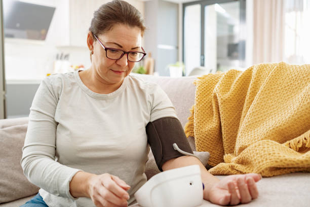 자신의 혈압을 확인하는 여성의 클로즈업 - blood pressure bulb 뉴스 사진 이미지