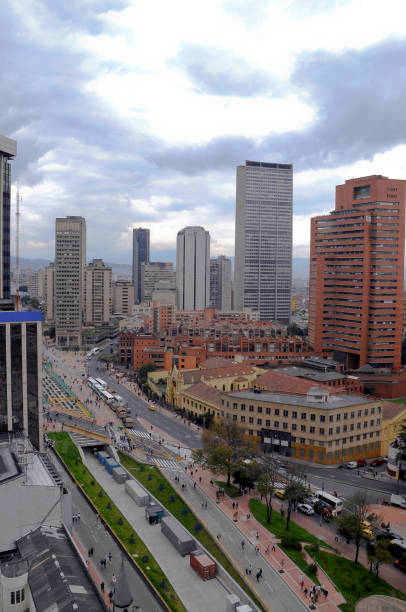 siódmy wyścig bogota - cityscape urban scene high angle view road zdjęcia i obrazy z banku zdjęć