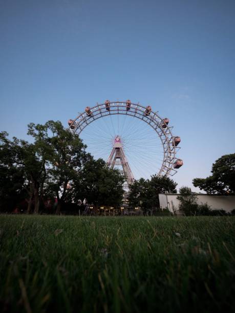 vista panorâmica do histórico passeio de roda gigante wiener riesenrad no parque de diversões prater leopoldstadt viena áustria - wiener wurstelprater - fotografias e filmes do acervo