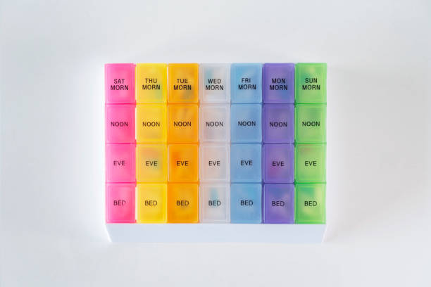 pill organizer - vitamin pill capsule equipment data imagens e fotografias de stock