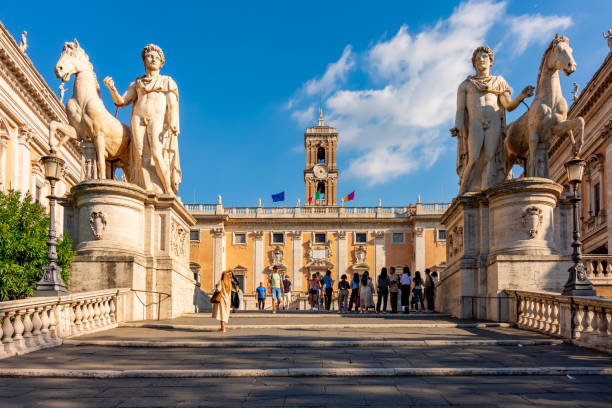 escaleras de miguel ángel a la colina capitolina con el palacio de los conservadores (palazzo dei conservatori), roma, italia - colina del capitolio fotografías e imágenes de stock