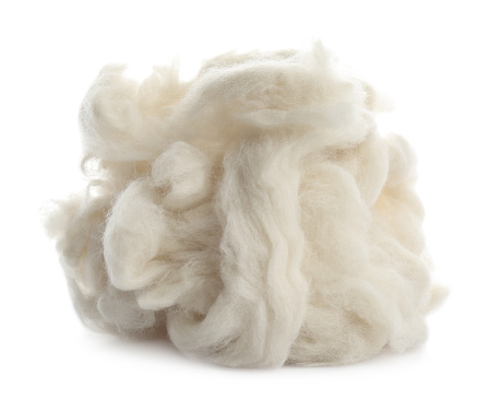Montones de lana limpia aislada sobre blanco photo